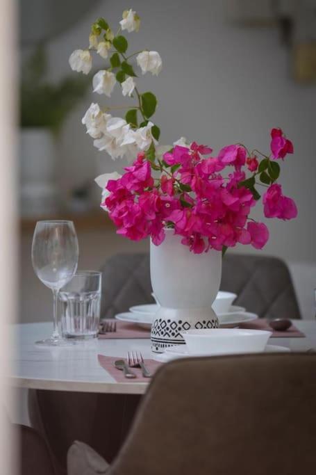 Pame Rentals - Cozy Glyfada Stay With Free Parking Athens Exterior photo